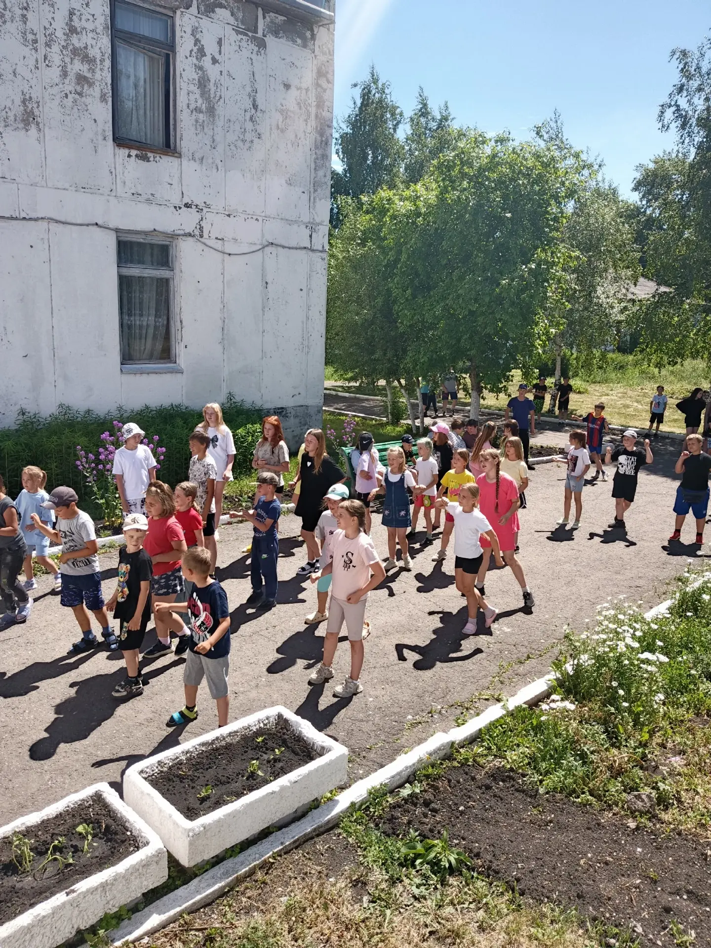 Сегодня в детском лагере "Радуга" состоялся Эко-квест. Ребята прошли 4 станции и выполнили задания н