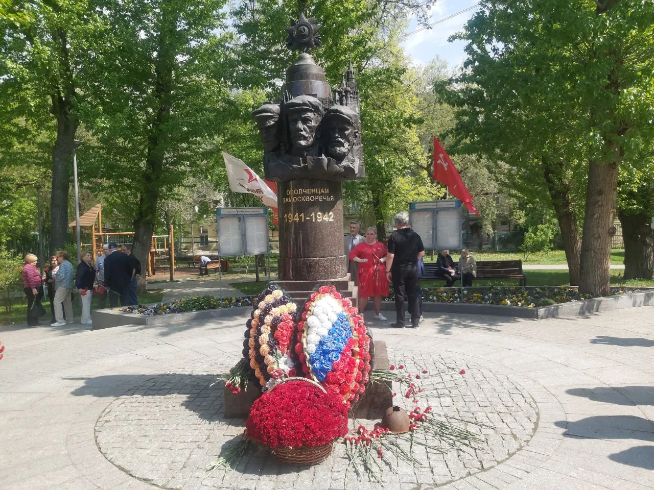 В Москве, у памятника «Ополченцам Замоскворечья», состоялась торжественная церемония возложения цвет