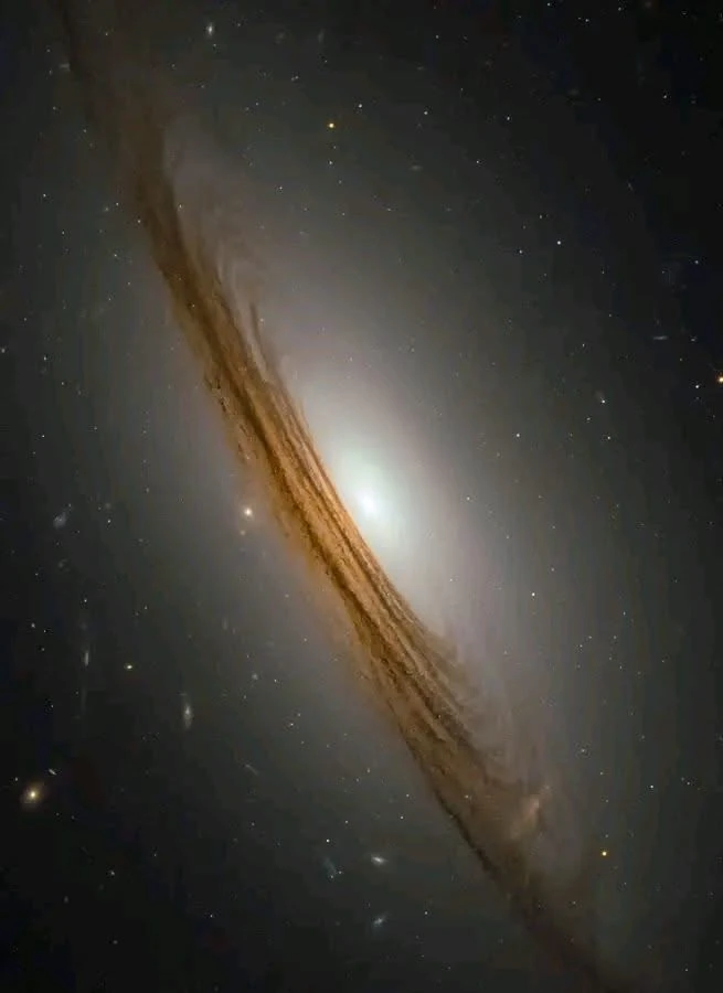 🌌 Спиральная галактика UGC 12591, расположенная в созвездии Пегаса на расстоянии около 400 миллионо