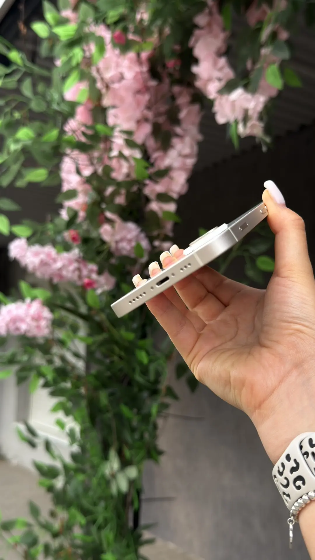 iPhone 14 | 128gb | Starlight 
Состояние аккумулятора: 82%

Хорошее внешнее состояние / Коробка / Те