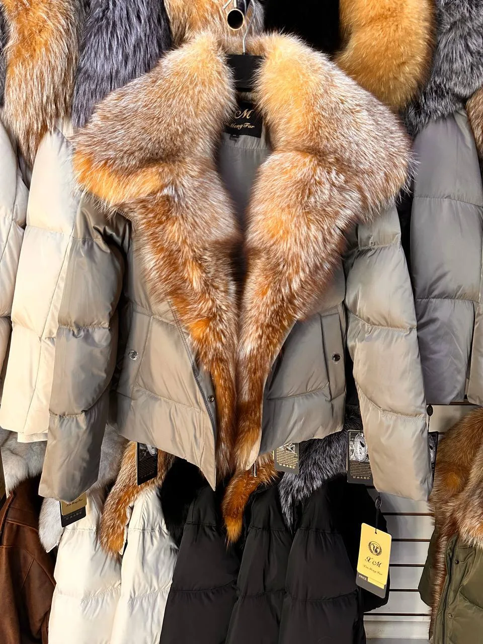 💝РАСПРОДАЖА💝
Пуховик с натуральным мехом лисы, длина 65 см, утеплен пухом, мех съемный 
Размеры 44