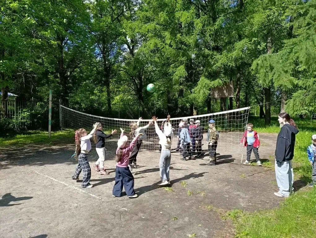 2 июня.  В летнем лагере дневного пребывания детей день начался с зарядки, подготовленной вожатыми —