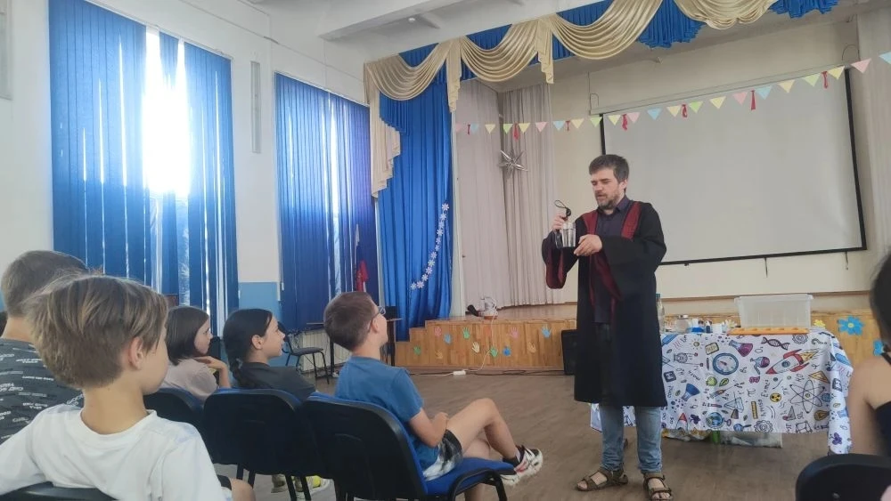 Сегодня у нас было жарко от напряжения! ⚡️

В лагере прошла «Научная школа», где мы доказали, что фи