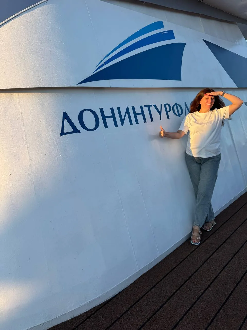 Я впервые иду по реке на теплоходе. У нас маршрут из Москвы в казань. По дороге остановки в Угличе, 