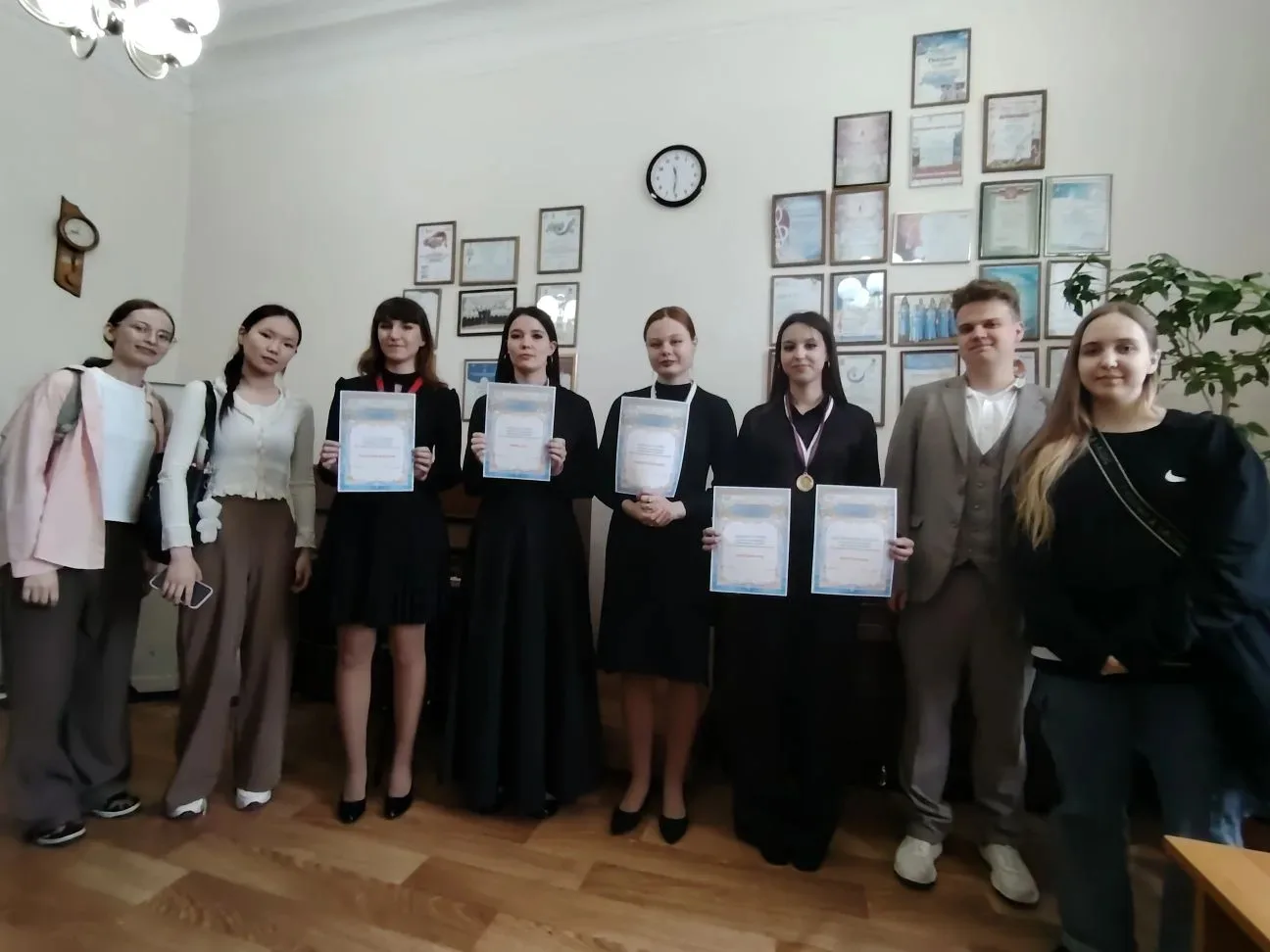 Студенты 1 курса отделения хорового дирижирования успешно сдали экзамен по специальности. 

И не про