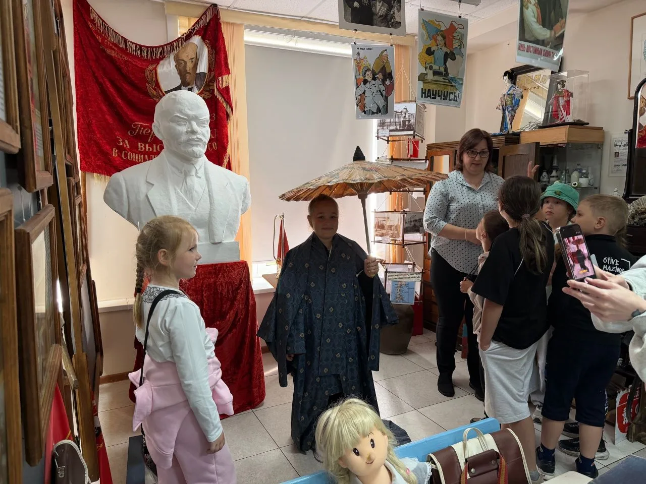 🏛️🏊‍♂️ Сегодня в лагере «Город искусств» прошёл насыщенный день — история, культура и спорт!

🔹 С