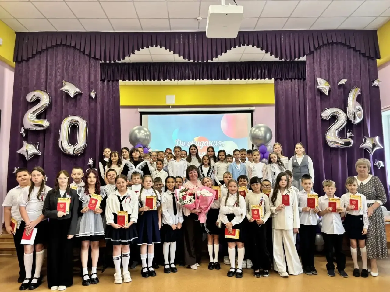 🎓 Прощай, начальная школа! Как это было трогательно...

🫶🏻Сегодня школьные коридоры гудели от рад