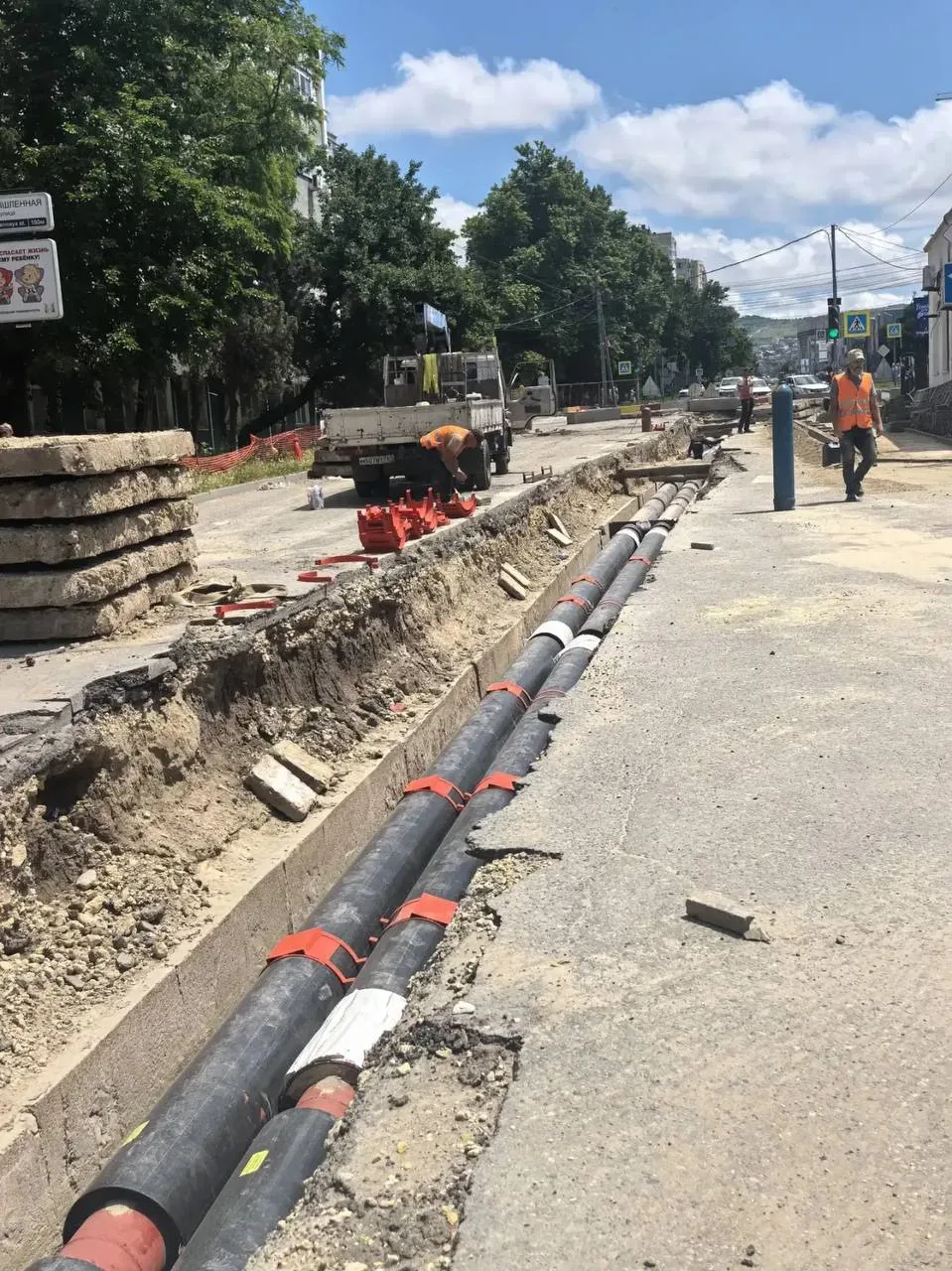 🚧 На главном разрытии года в Анапе ремонт сетей теплоснабжения уже завершается. 

На Ленина в район