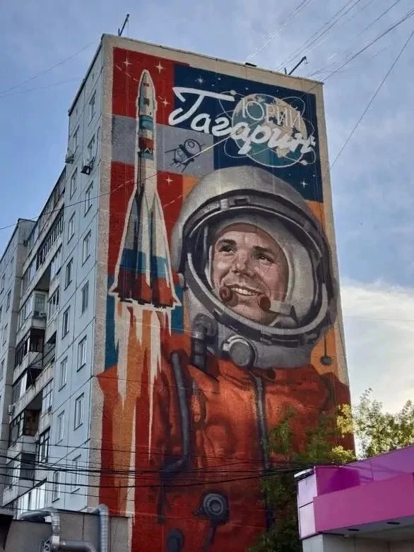 Закончили работу над муралом с изображением Юрия Гагарина в городе  Красноярске на улице Крайней, до