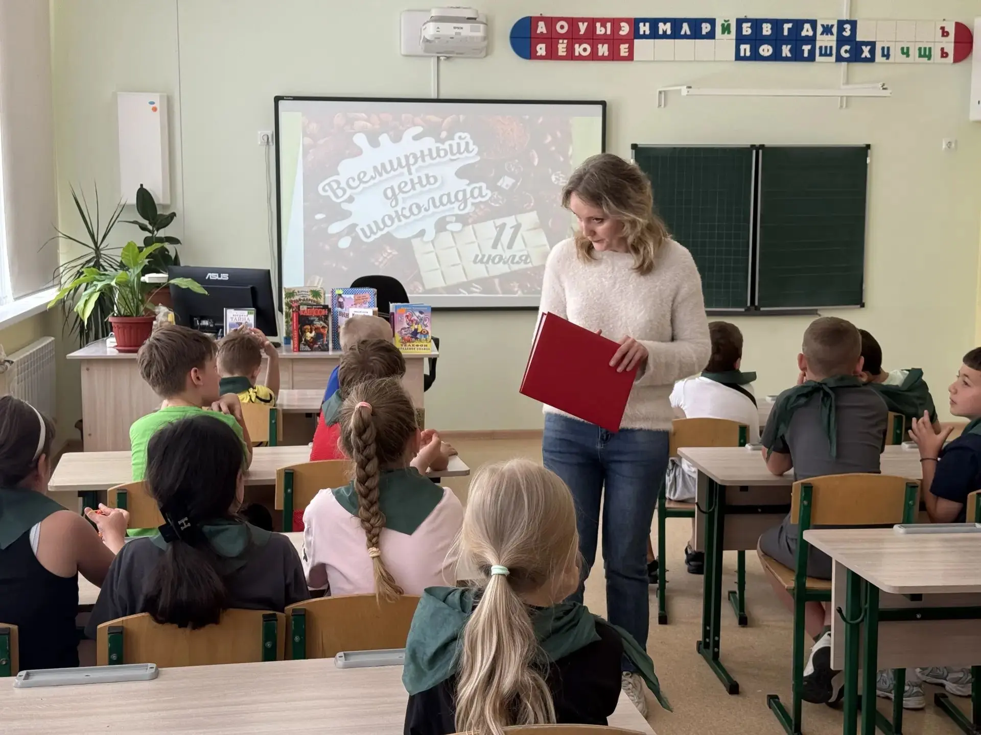 ШОКОЛАДНОЕ ВЕСЕЛЬЕ🍫

Всемирный день шоколада прошёл весело и шумно. Сотрудниками библиотеки- филиал