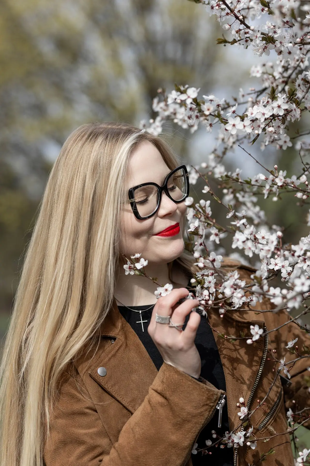 Май! Каникулы! 🌸
Рюкзак улетел к самой дальней стене — восторг, домашки больше нет.

Но давайте чес