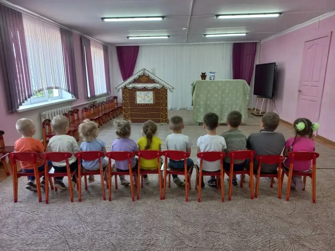 9 июня. День 7 "Хранители культуры". Дети показали кукольный театр по сказке "Лиса и заяц"под руково