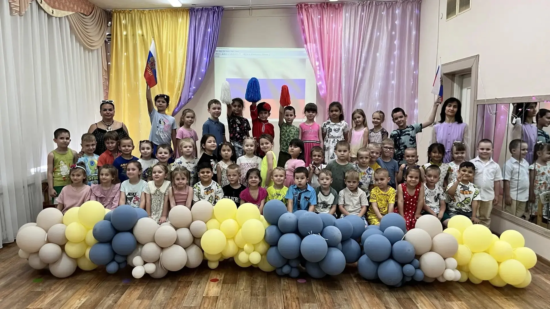 С Днём России! 🇷🇺

В нашем детском саду отметили праздник ярко и весело! 

Ребята вспомнили госуда
