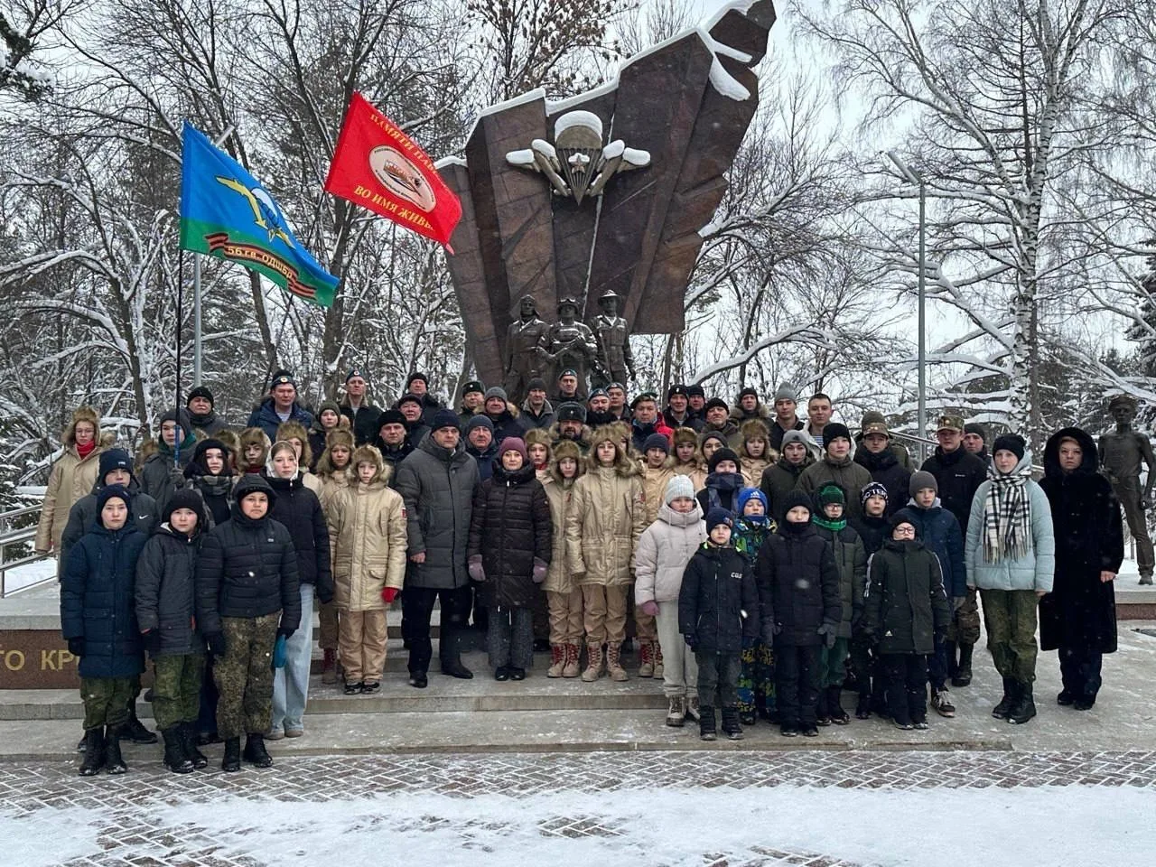 Традиционно 27 декабря у мемориала «Союз поколений десантников» прошла церемония возложения цветов в