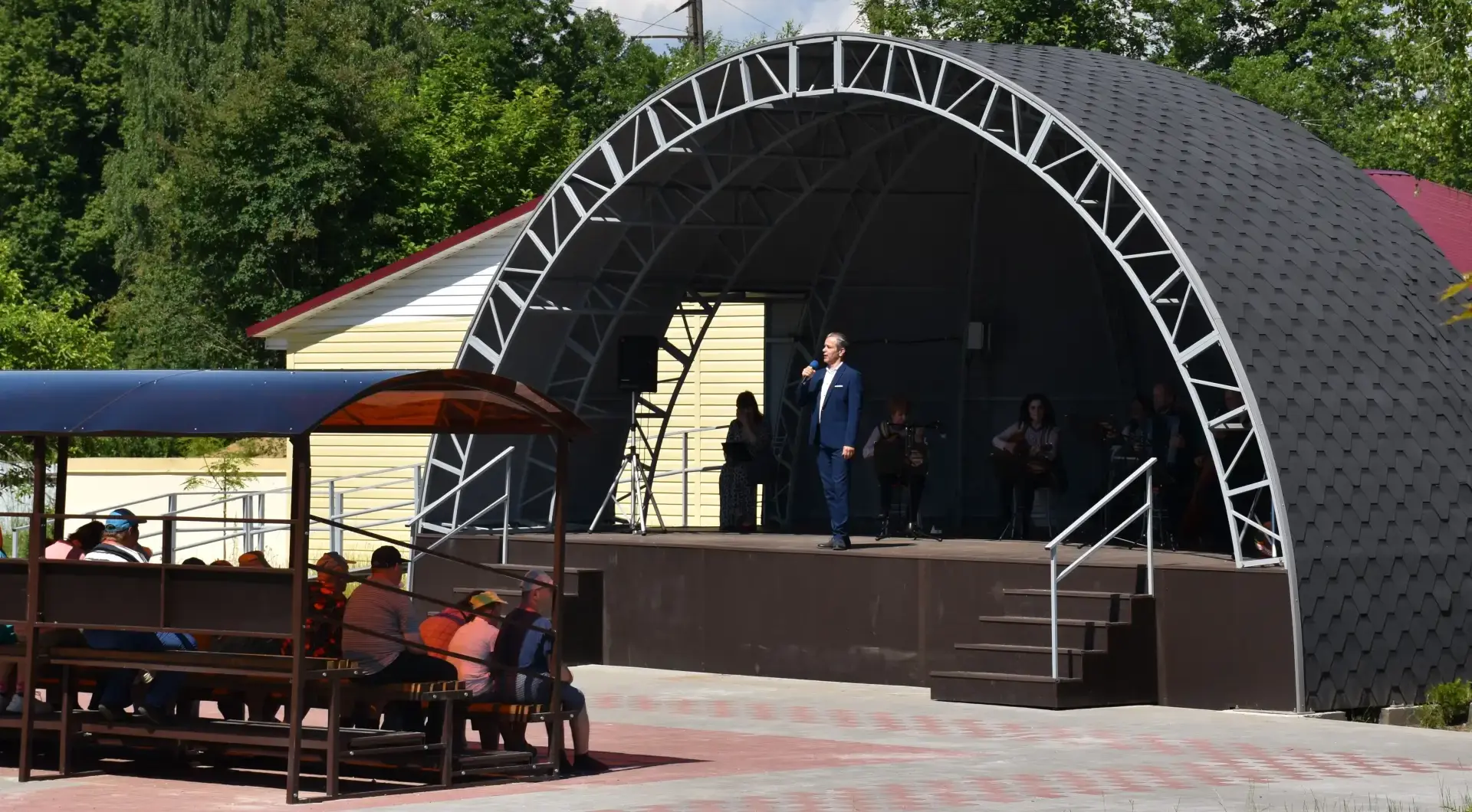 Концерт струнного оркестра «Родные напевы»: «Путешествие по страницам родной музыки».
На летней эстр