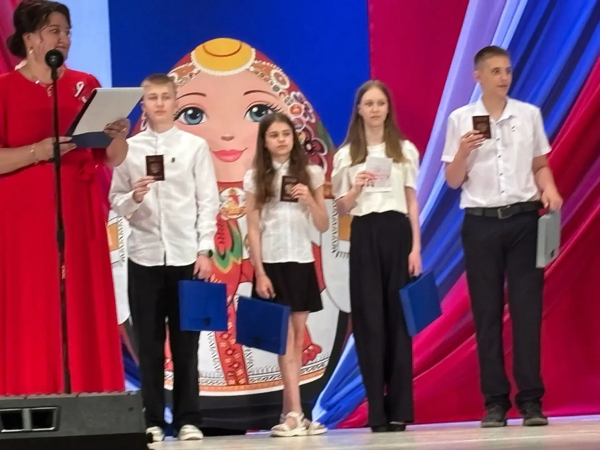 Накануне Дня России в рамках Всероссийской акции "Мы - граждане России" в торжественной обстановке б