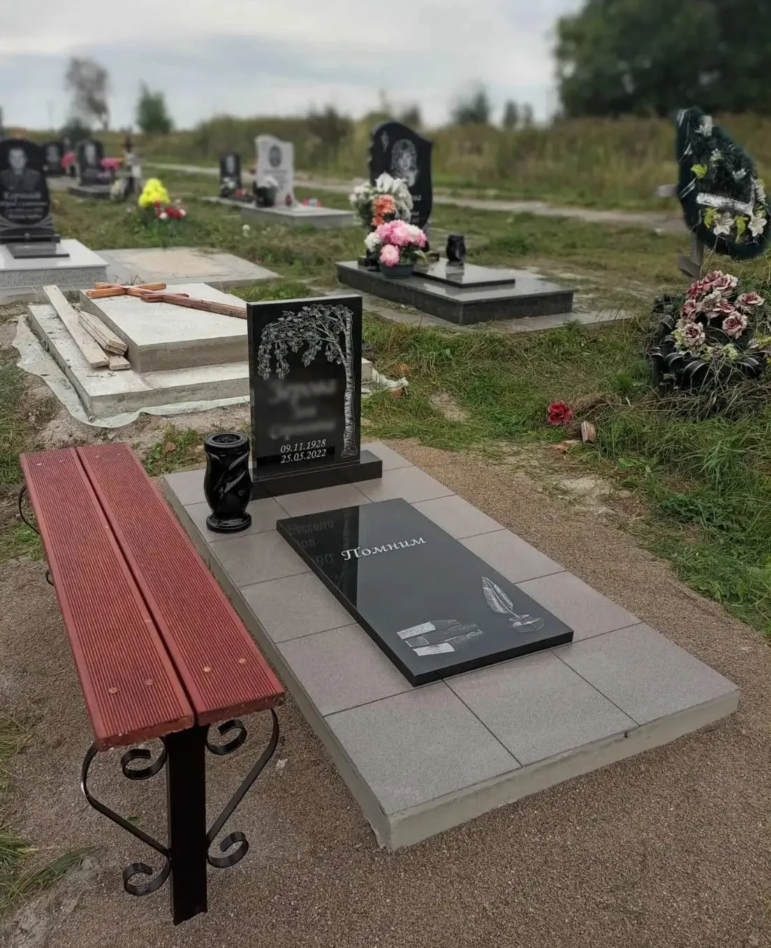 Данный комплекс состоит из:

Памятник прямой 70*50*5 см, черный;
Плита надгробная 90*45*2, чёрная;
В