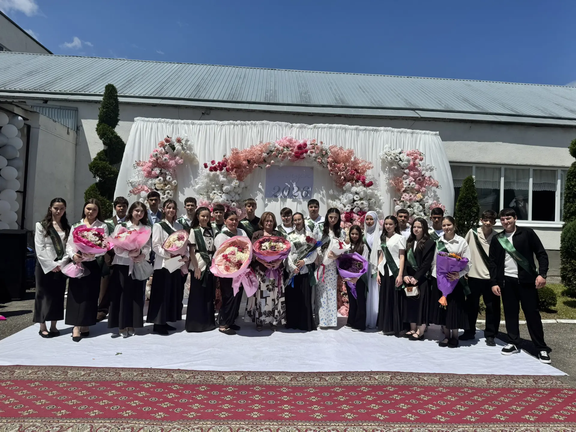 Выпускники 9 «А» класса и классный руководитель Каширгова Равида Мухабовна💐
