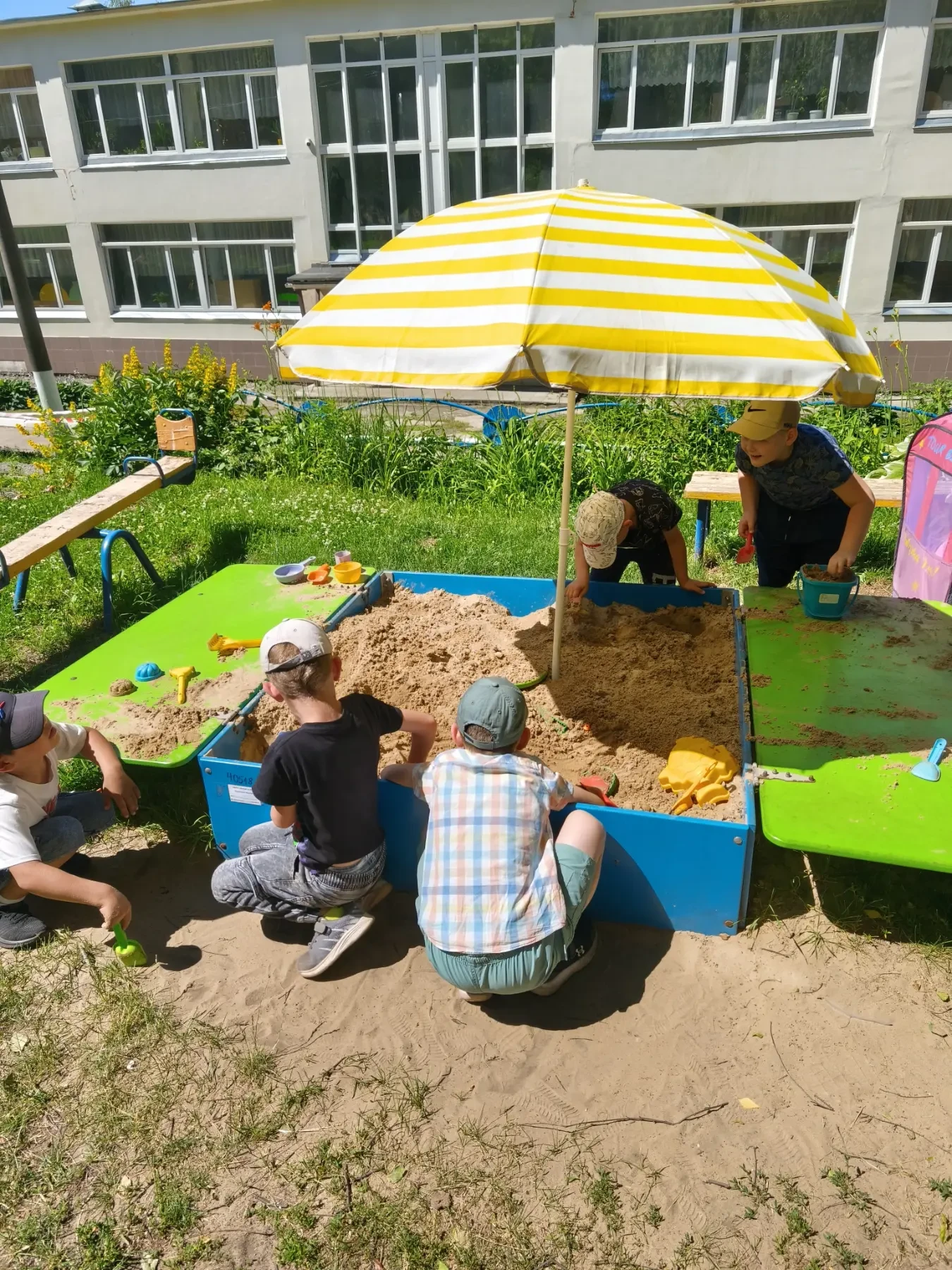 ☀️ Песочные фантазии: почему игры в песочнице так важны для наших ребят? 🏖️

Лето в самом разгаре, 