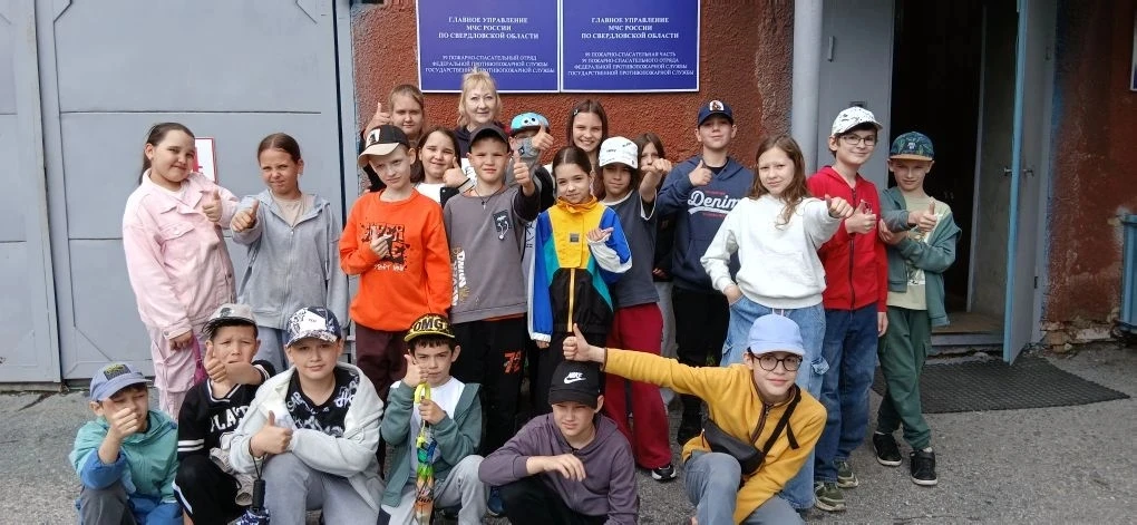 Ребята 2 отряда узнали, как работают настоящие герои — и даже посидели в пожарной машине!🚒
Спасибо 