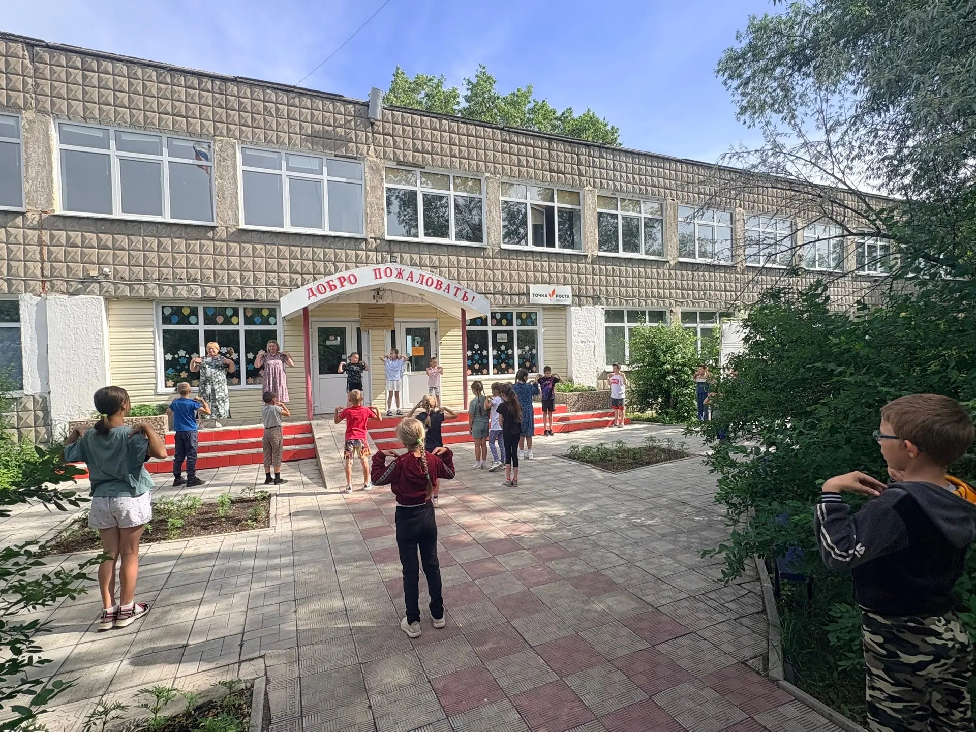 🎉 День здоровья в лагере дневного пребывания прошёл на ура! 🎉
🥙Утро началось с бодрой зарядки — р