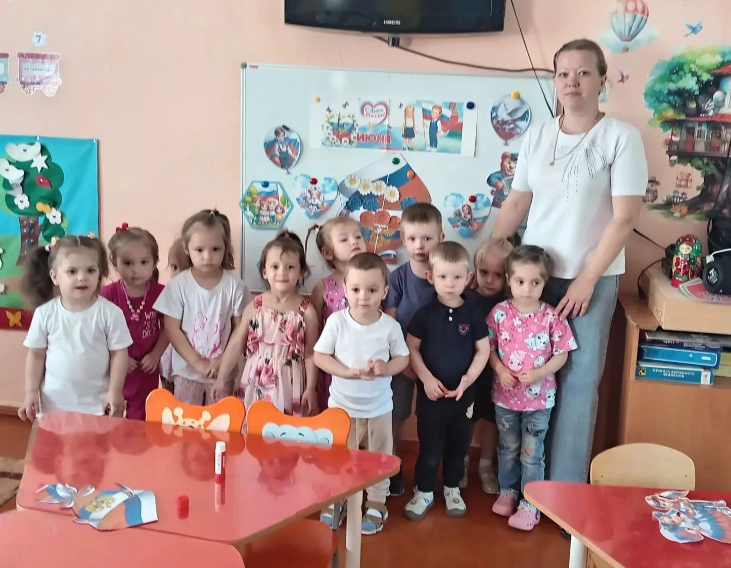 В преддверии главного государственного праздника в младшей группе "Колобок" прошёл насыщенный и позн