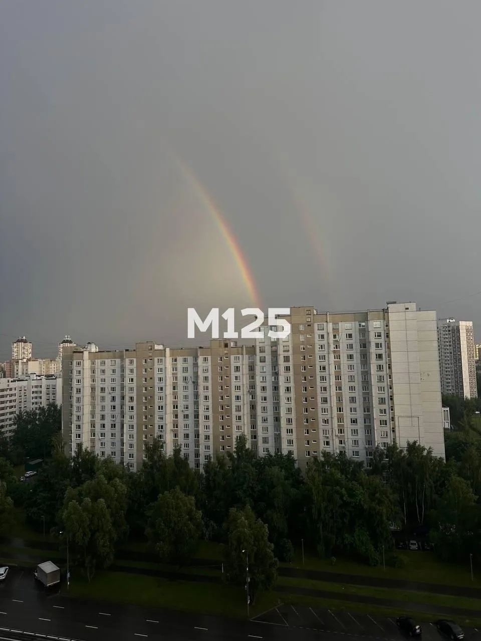 Радуга радует зеленоградцев этим вечером 🌈 После дождичка самое то.

Застали?)

#красивое_крюково

