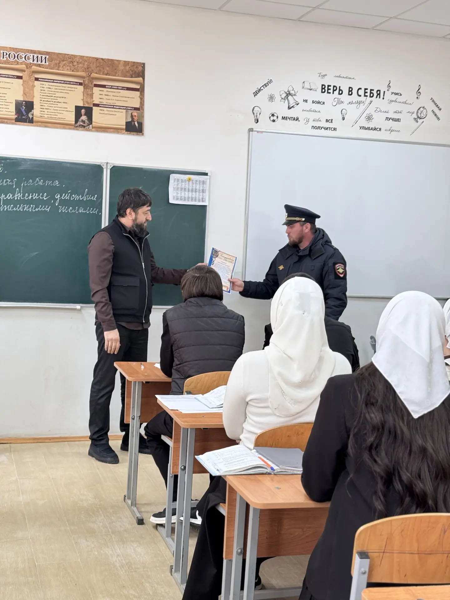 Директор вручил благодарственное письмо сотруднику подразделения по делам несовершеннолетних — Саидо