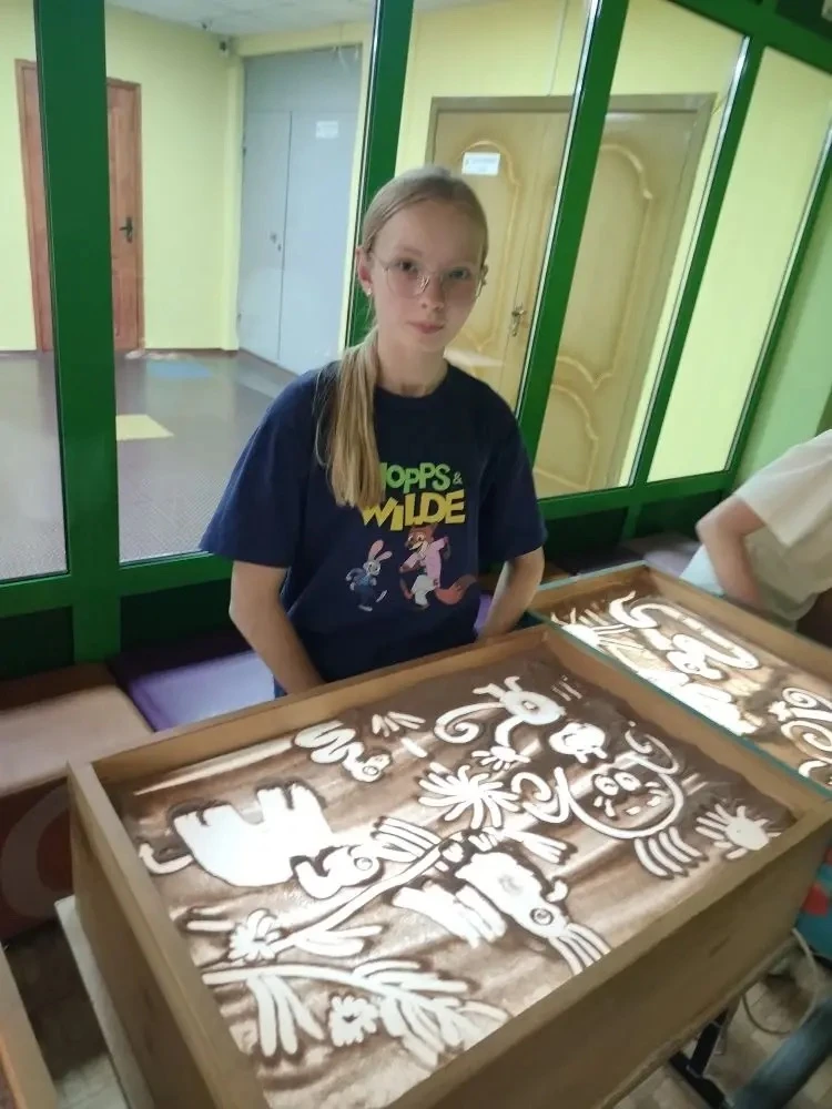 🎨✨ В нашем лагере «Родничок» прошло увлекательное занятие по рисованию песком! 🌊🖌️

Дети с востор