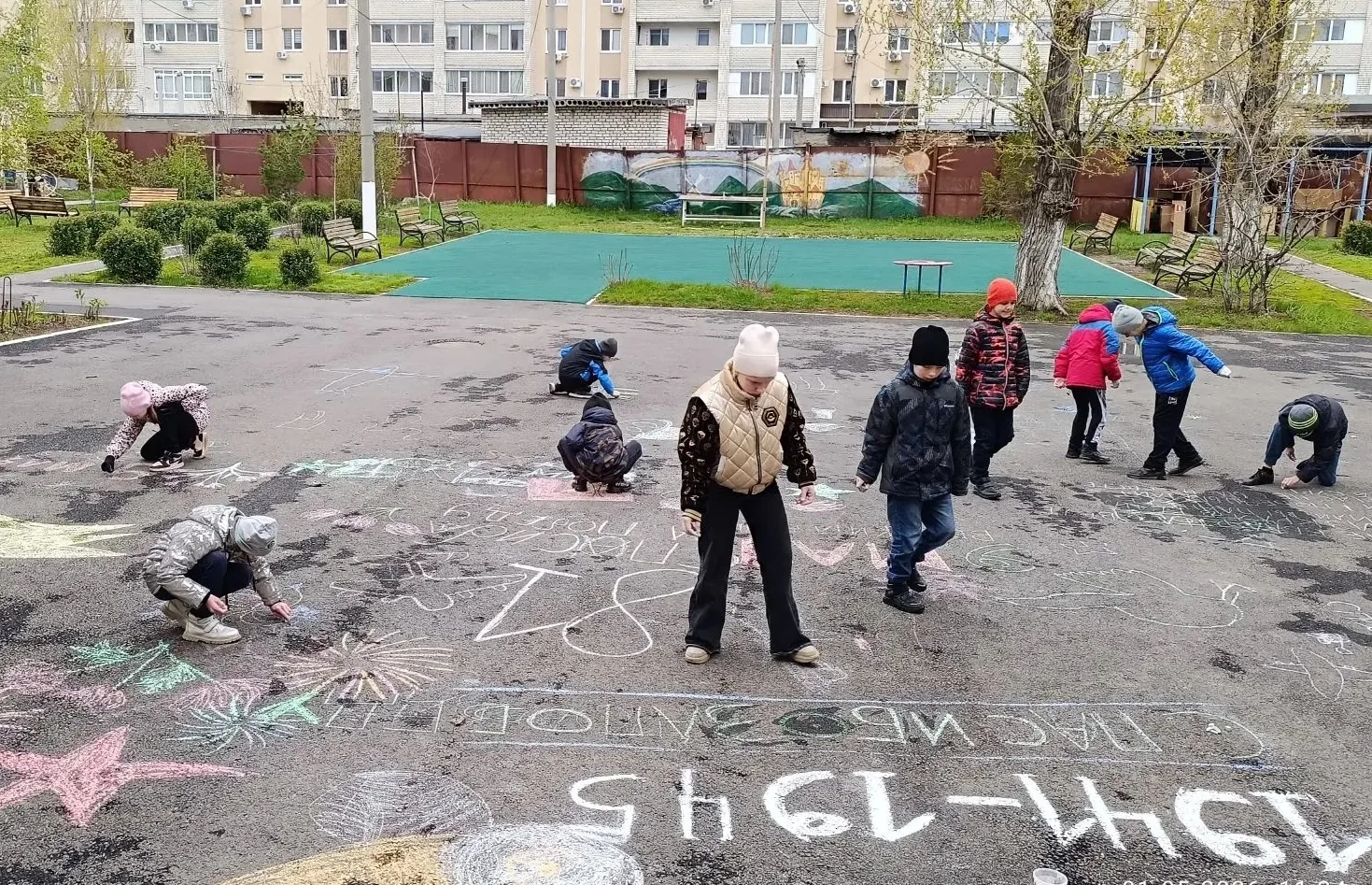 👫В средней группе прошел конкурс рисунков на асфальте «Победа глазами детей». Детские рисунки о вой