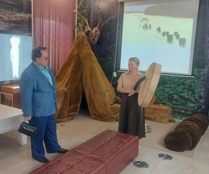 Крымский сибиряк побывал на днях в музее
Ушёл не с пустыми руками

На этой неделе директор Усольског