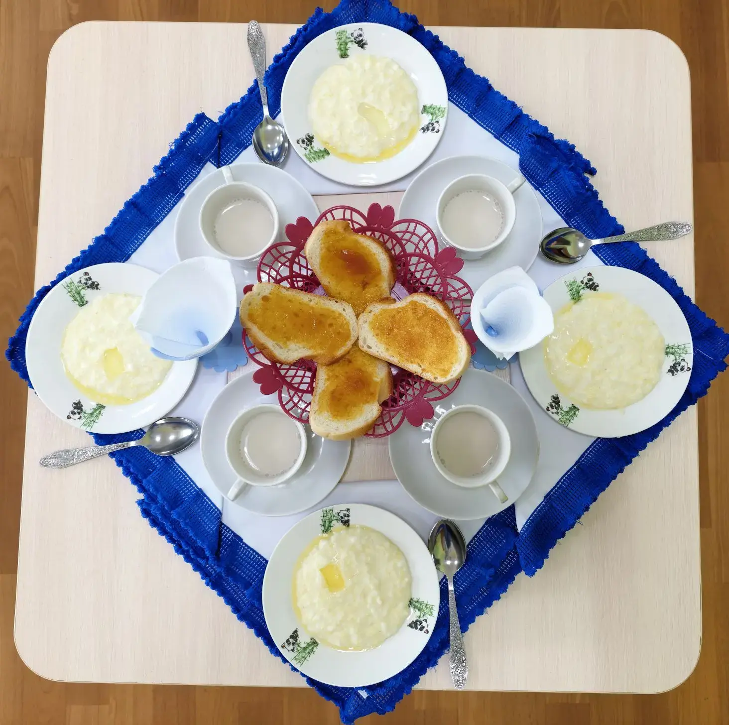 На связи рубрика "Вкусные будни"
Сегодня в нашем детском саду на:
🍽️Завтрак - бутерброд с джемом, к