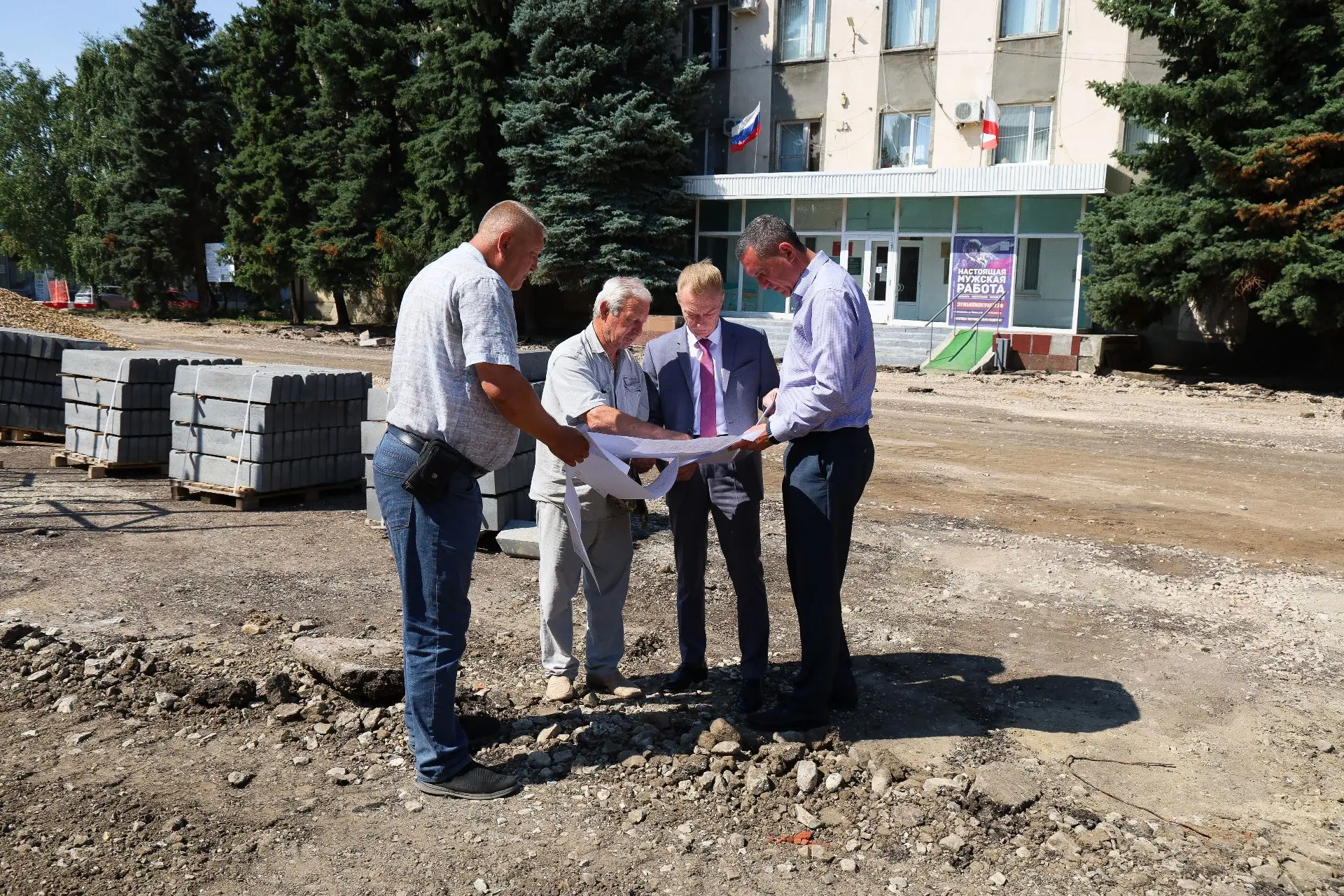 Вместе с министром транспорта Саратовской области Николаем Сергеевым обсудили ход реконструкции горо