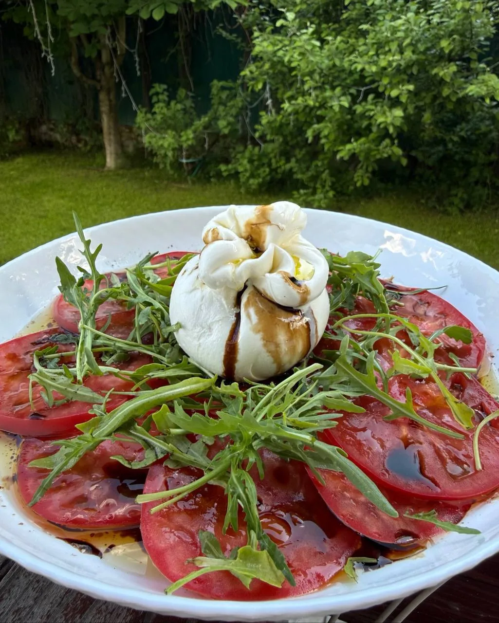 Буррата со спелыми томатами: итальянская классика за 5 минут 🍅🧀

Есть блюда, где не нужно ничего у