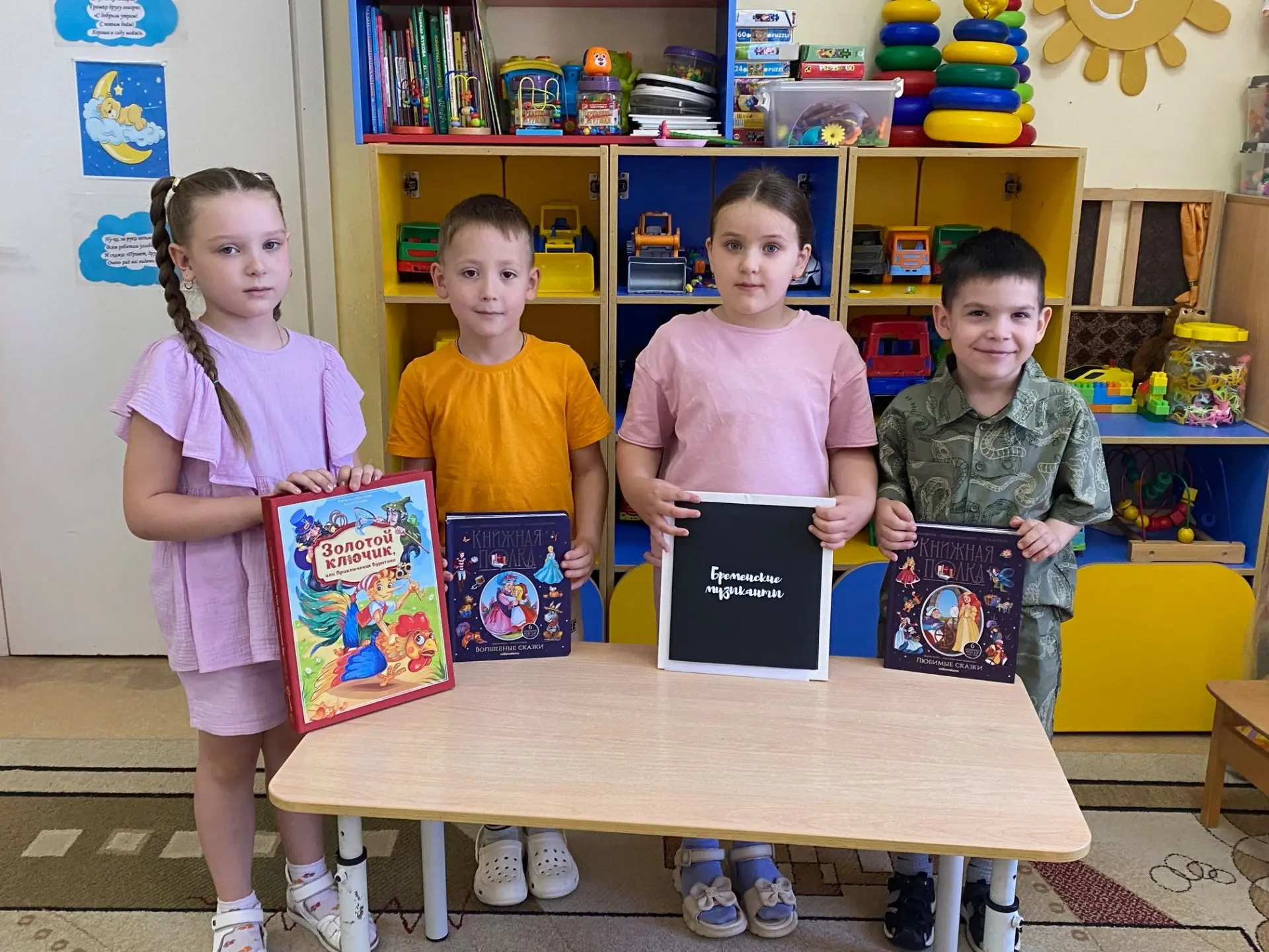 Нет подарка лучше, чем книга📖! Наши дорогие выпускники из группы "Радуга"💖 поделились частичкой во