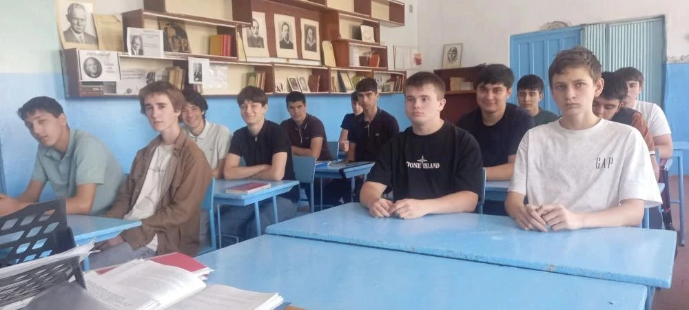 3 июня в гр.№ 90 педагогом-библиотекарем Шарабхановой А.Г. была проведена беседа на тему: «Великий п