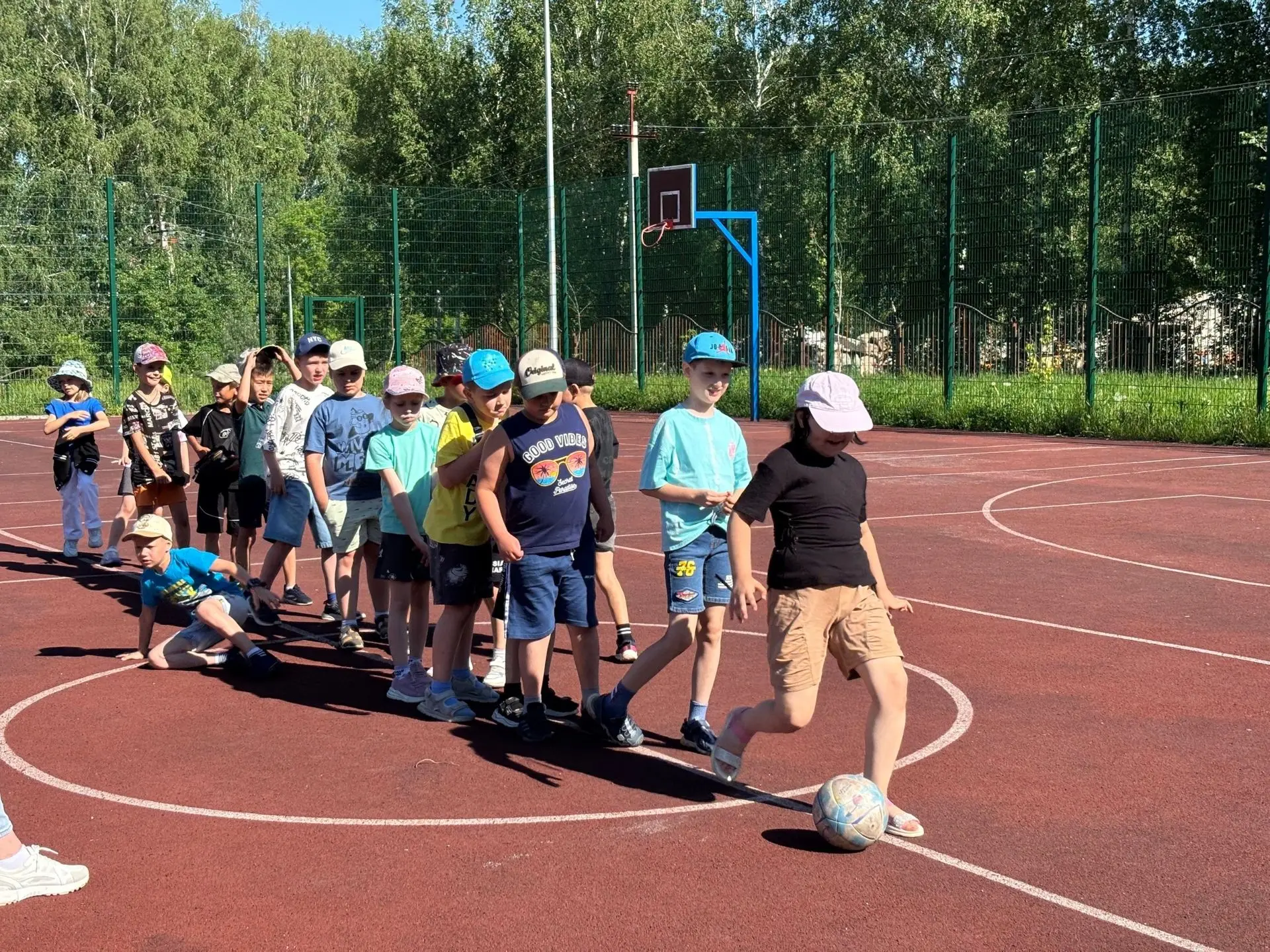 ⚽Гол, дриблинг и море эмоций! Как прошёл наш Футбольный день в лагере! 

Вчера в нашем школьном летн