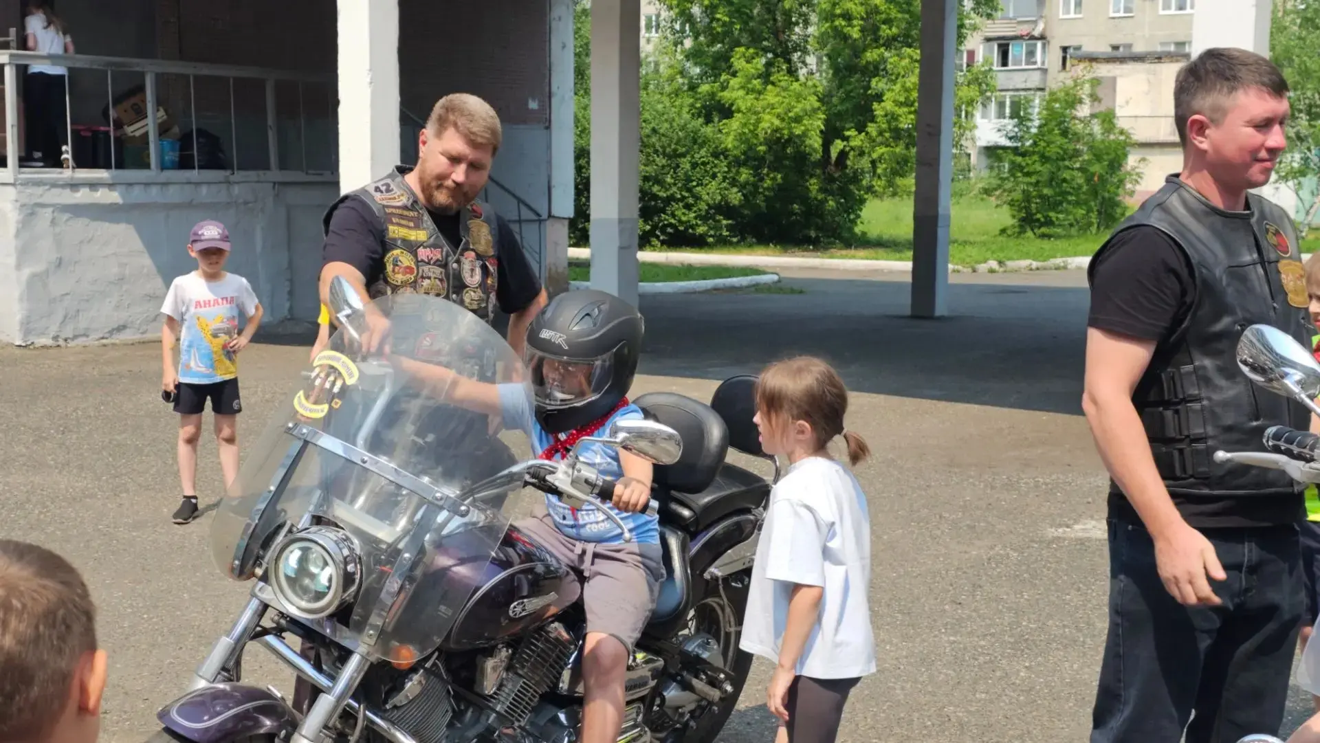 Рокот моторов в «Радуге»! 🏍️💨

Сегодня наш лагерь посетили настоящие рыцари дорог — представители 
