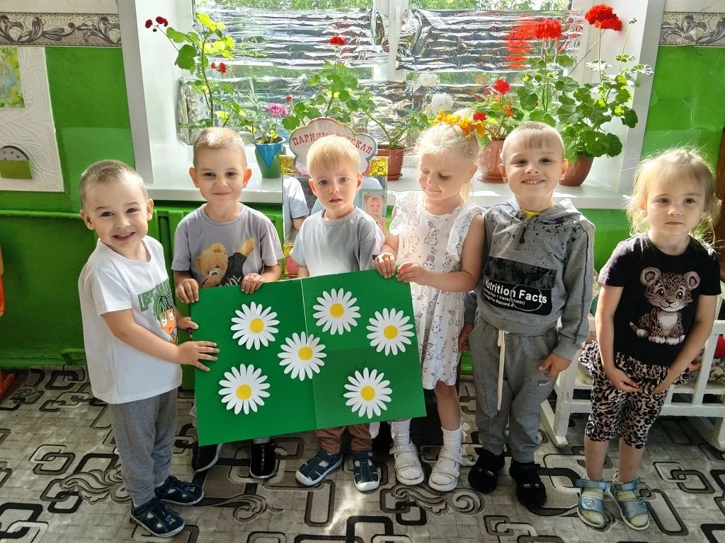 🎨🌼. Ребята из второй младшей группы сегодня создавали чудесную поляну с ромашками ✨. Получилось оч