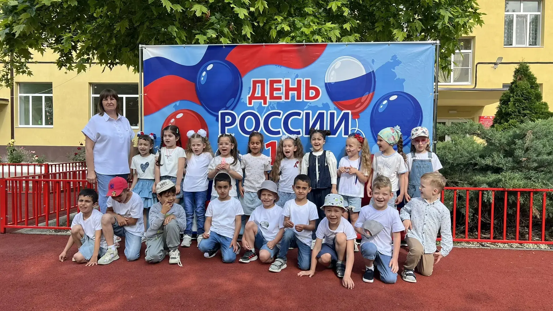 🇷🇺Подарок для России🫶

 В преддверии Дня России наши воспитанники проявили невероятное творчество