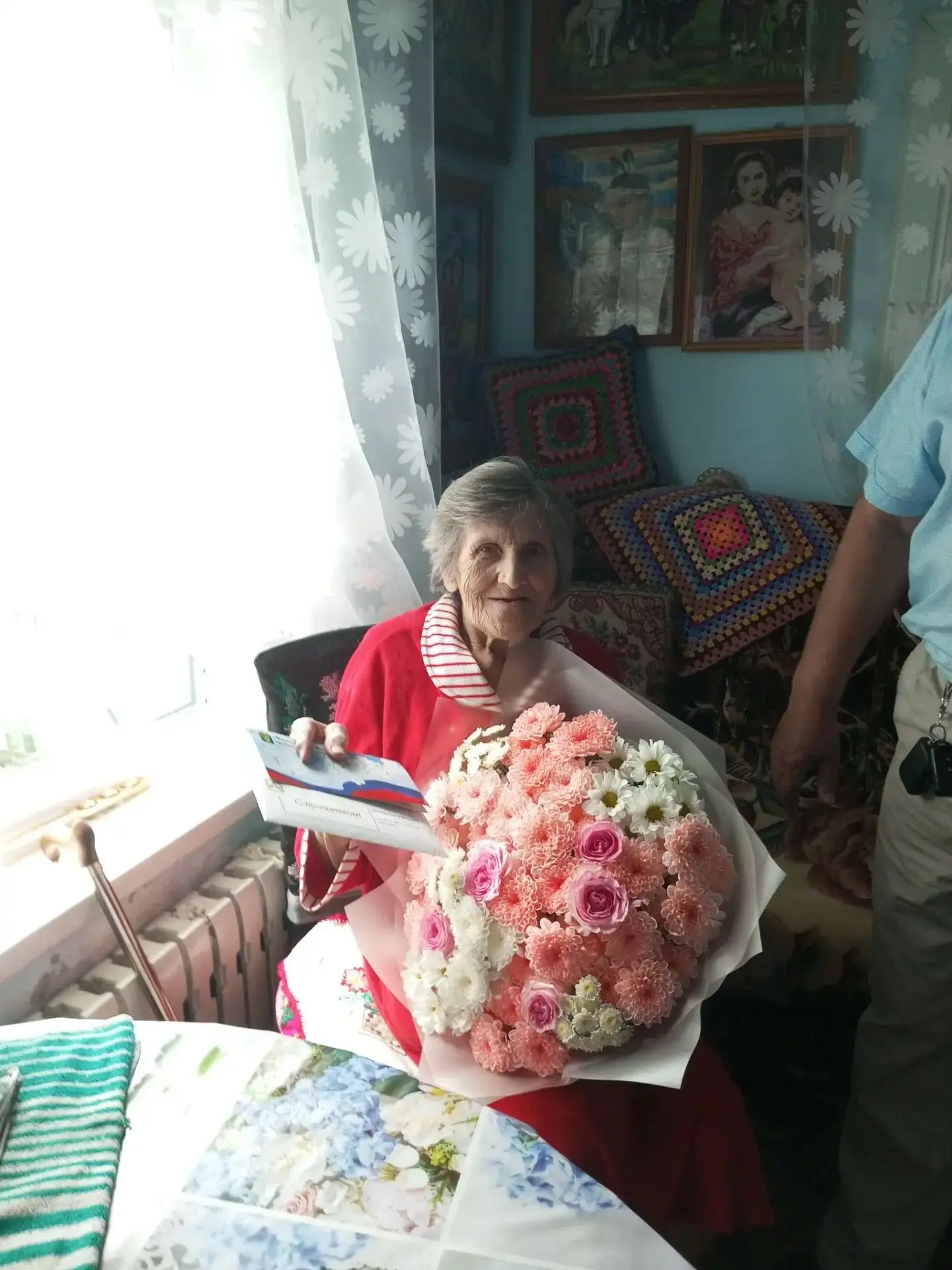 Поздравил нашу долгожительницу Яковлеву Галину Васильевну с 90-летним юбилеем. Неутомимая труженица 