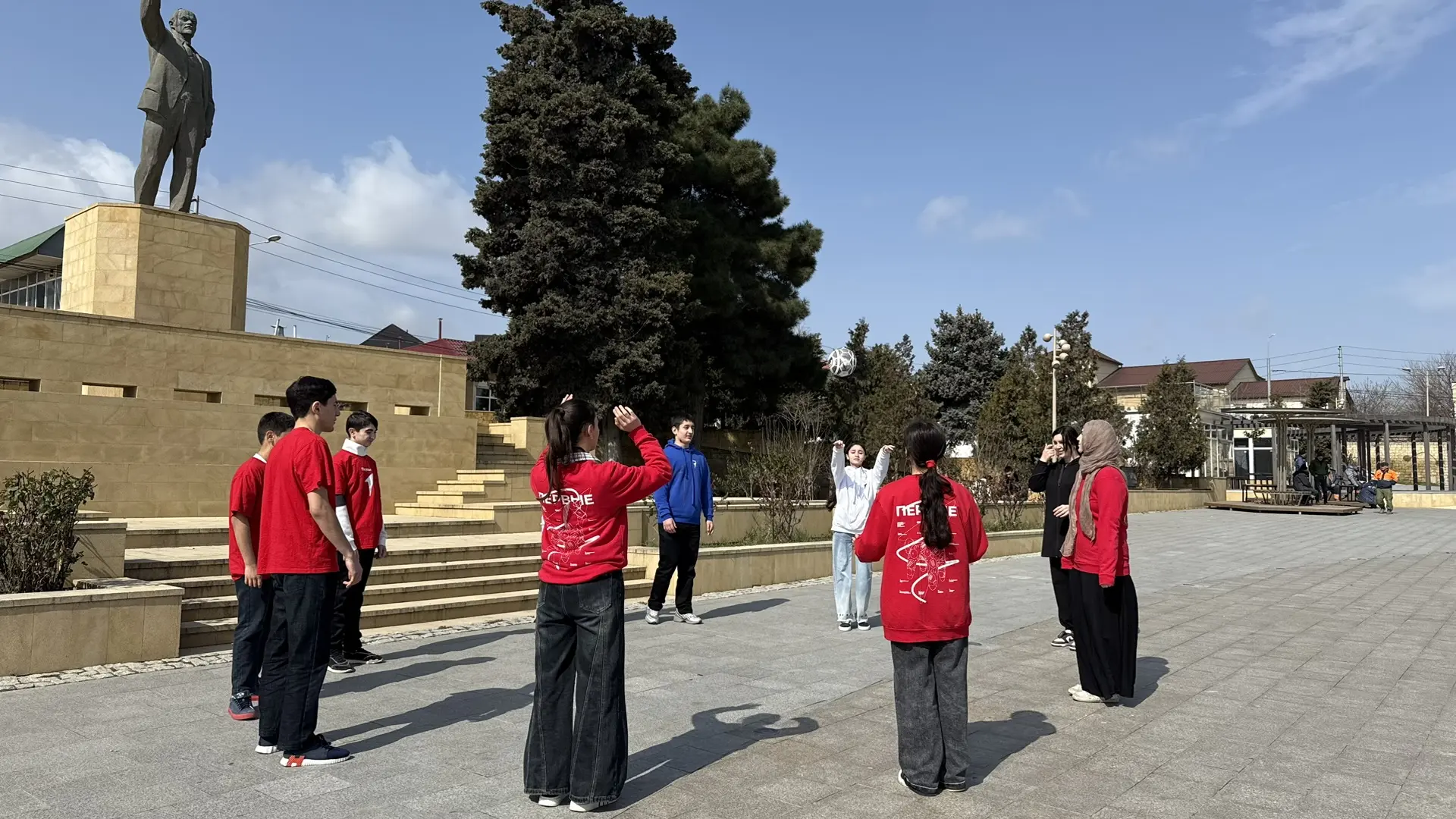 Крымская весна — время сильных! 🇷🇺
Сегодня в МБОУ СОШ6 прошла акция «Зарядка Героя.»   ко Дню восс
