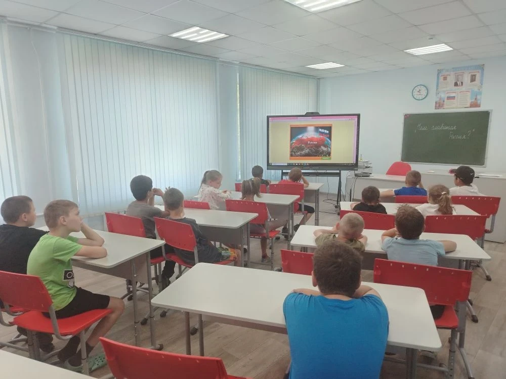 Путешествие по родной стране: как в нашем лагере прошел день «Чем славится Россия» 🇷🇺

Сегодня в н