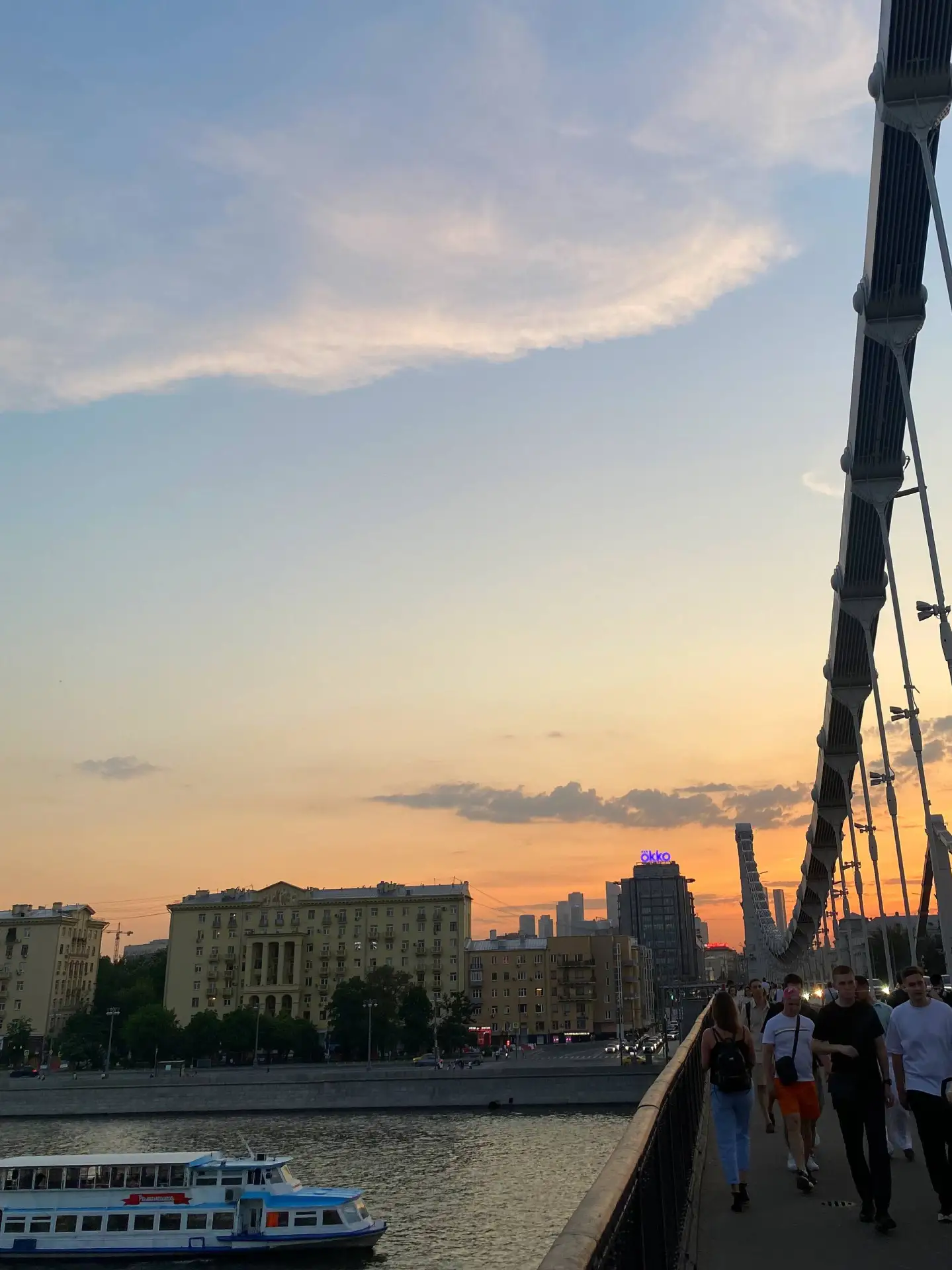 Москву заливает 😪

Делитесь в комментариях солнечными фото города, чтобы призвать хорошую погоду об