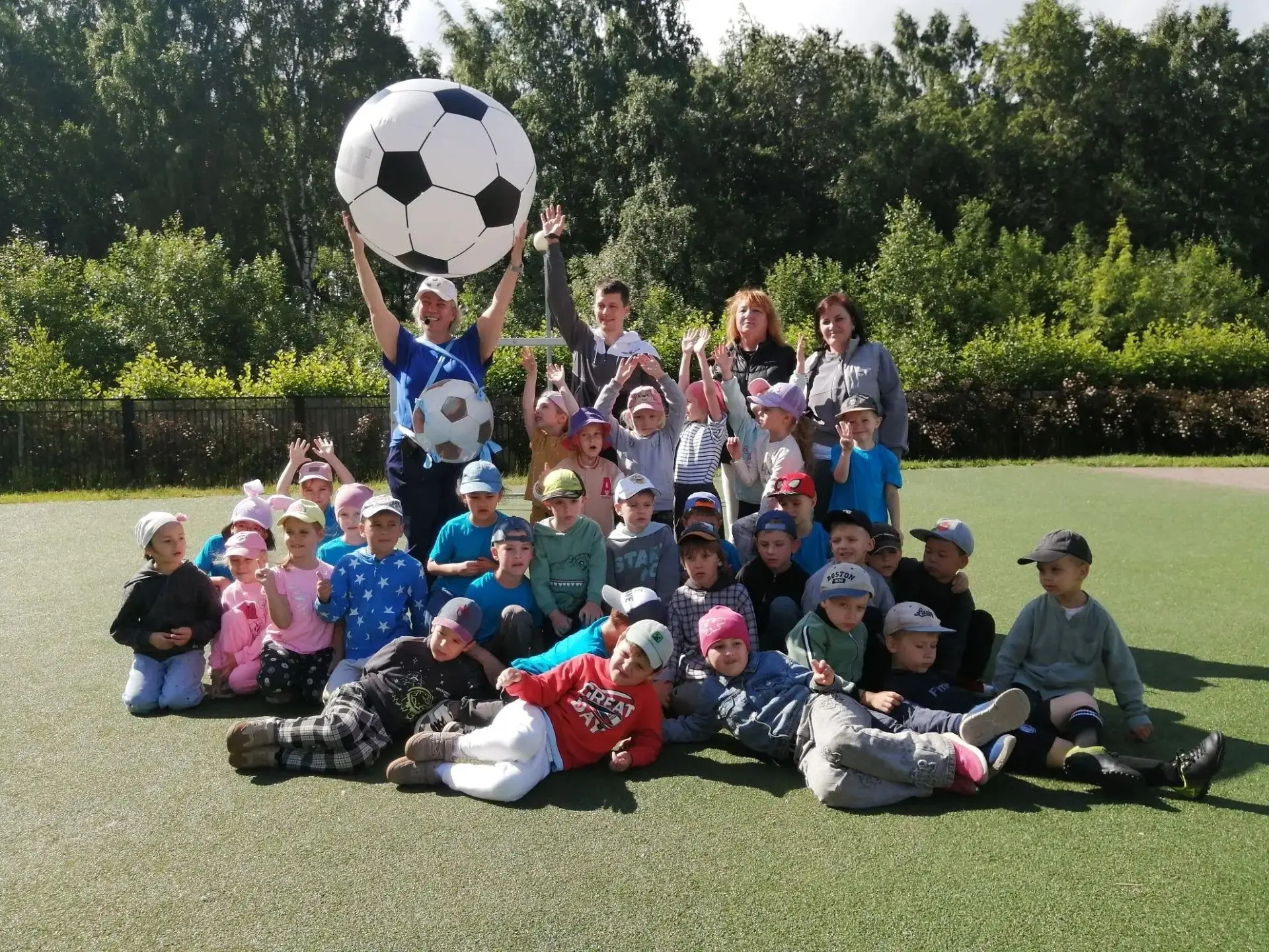 Футбол, улыбки и море позитива! ⚽️День детского футбола прошел сегодня в Дошкольном отделении!
Мероп