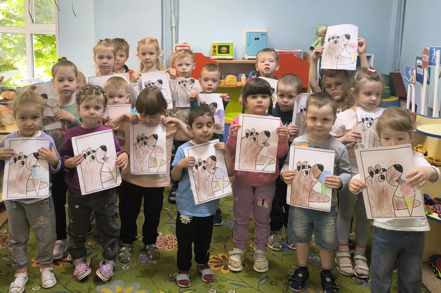 10 июня, во Всемирный день мороженого🍦🍨, наши ребята  создали рисунки на эту тему. Главной фигурой