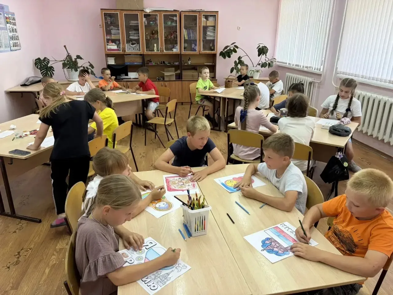 🇷🇺 В индивидуальных рисунках на тему: "Моя Родина - Россия "ребята изображали     флаг, берёзу, Кр
