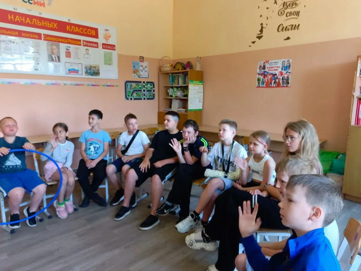 🚩 7 июня в пришкольном лагере прошло под девизом «Открывай страну!». 🇷🇺 После зарядки и вкусного 
