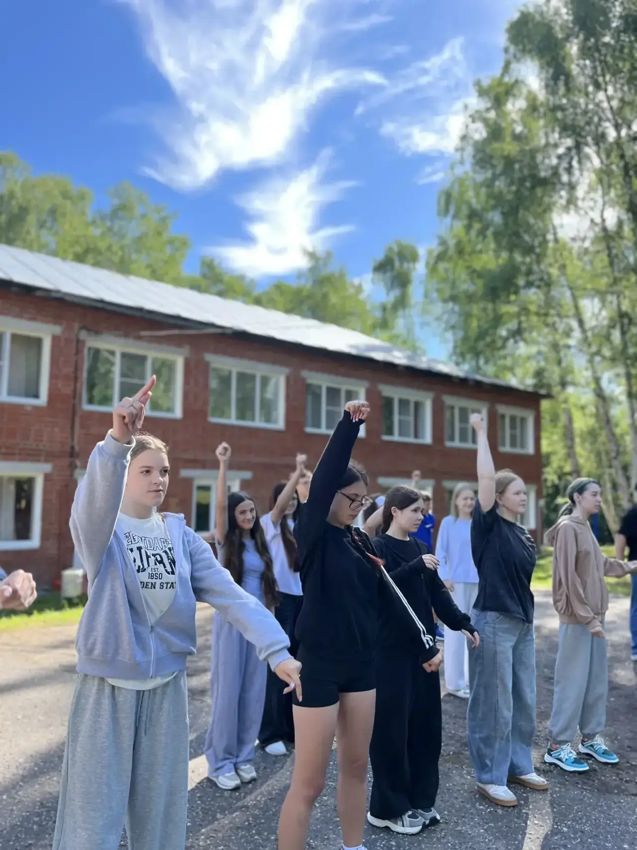 1️⃣ отряд
☀️ День 2 в «Берёзках»: командный дух, творчество и море позитива!

18.06.26 — второй день