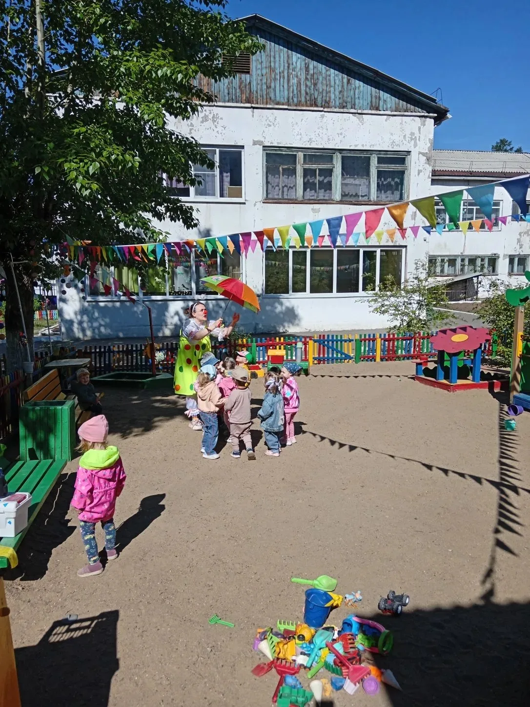 Первого июня в нашем детском саду состоялось необычное событие: к самым маленьким ребятам на своём в
